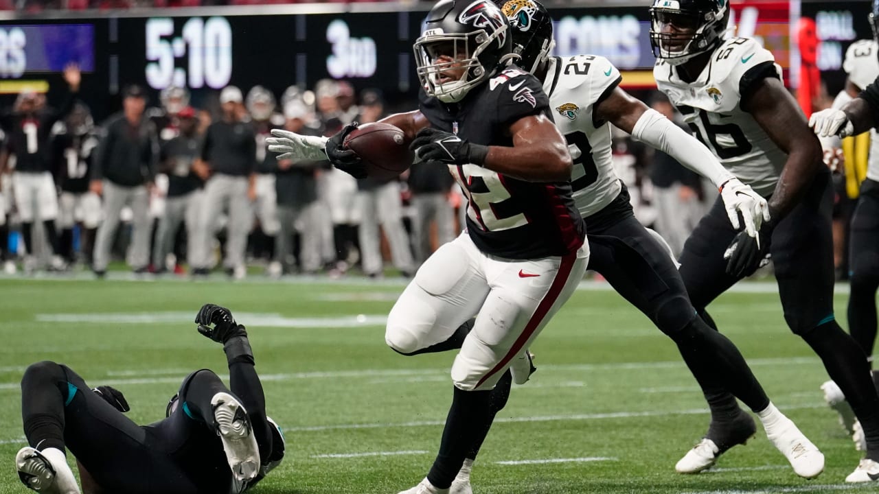 Atlanta Falcons running back Caleb Huntley unleashes hurdling spike