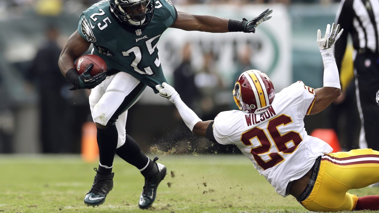 Washington Redskins linebacker London Fletcher (59) intercepts a