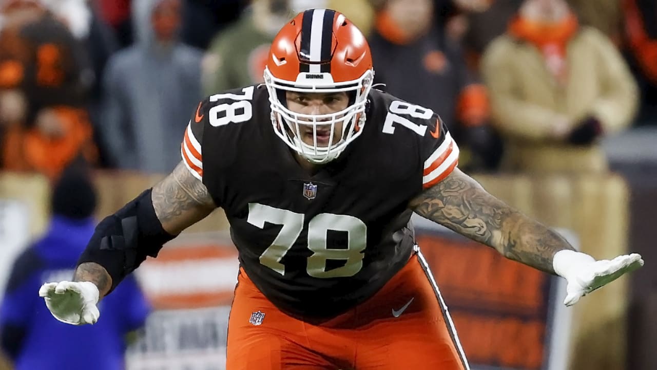 Cleveland Browns offensive tackle Jack Conklin (78) gets set on