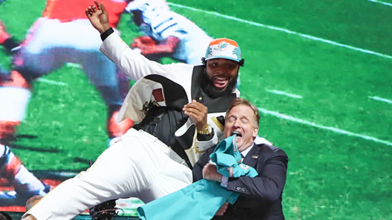 Photo: Christian Wilkins from Clemson receives a jersey from NFL  Commissioner Roger Goodell - JPS20190425044 