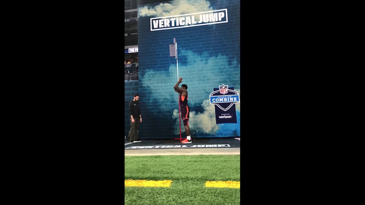 Ole Miss wide receiver D.K. Metcalf LIFTS OFF on official 40.5 vertical  jump