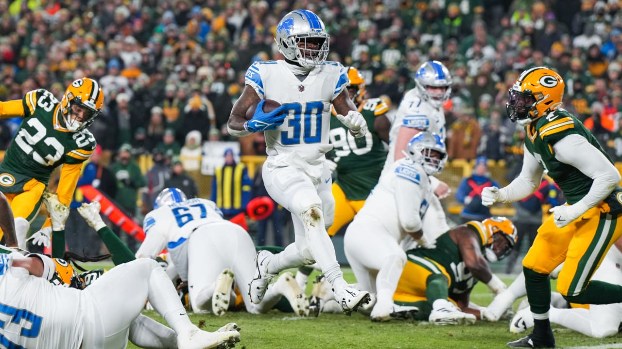 Detroit Lions running back Jamaal Williams (30) stiff arms Minnesota  Vikings linebacker Troy Dy …