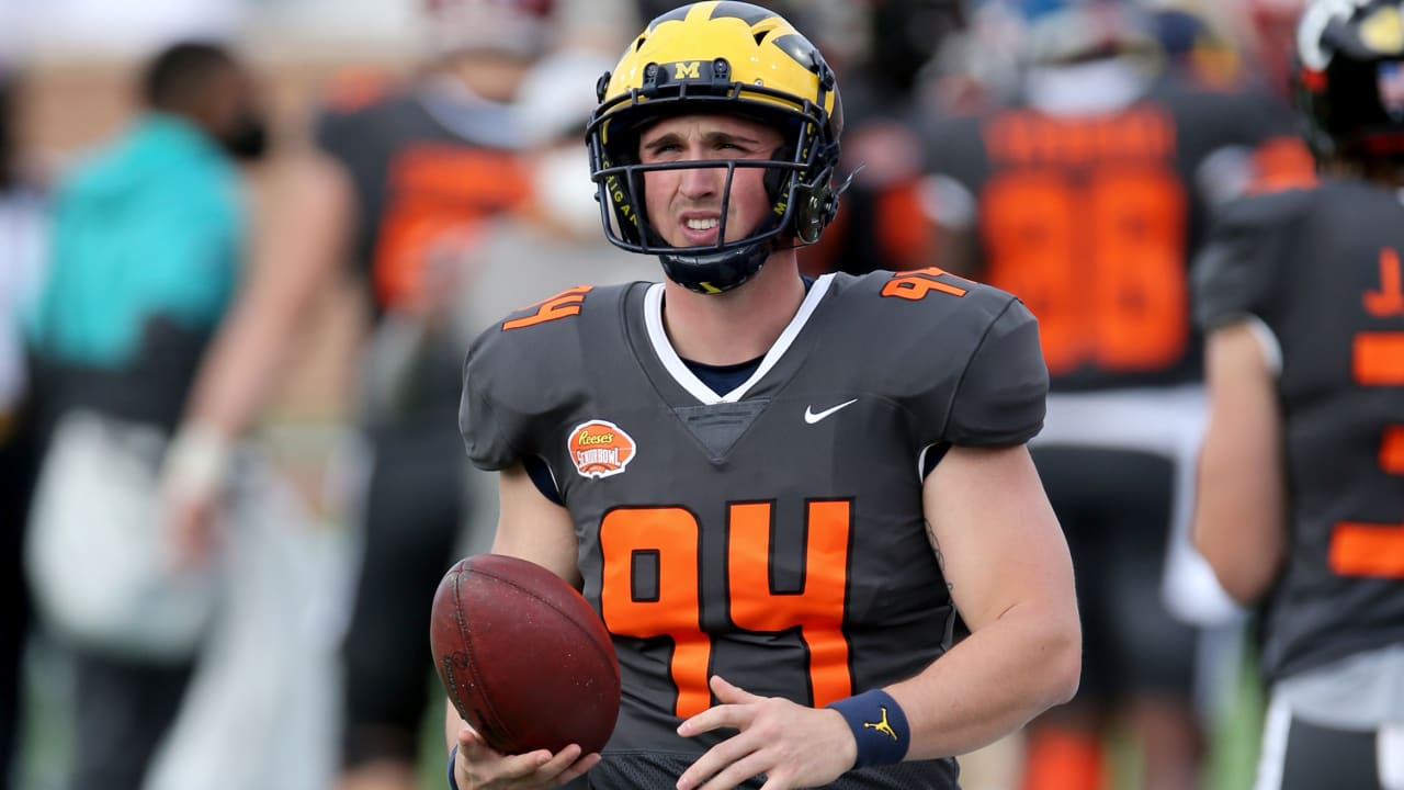 Washington Commanders long snapper Camaron Cheeseman (54) reacts during the  second half of an NFL football game against the Chicago Bears, Thursday,  Oct. 13, 2022, in Chicago. (AP Photo/Kamil Krzaczynski Stock Photo - Alamy