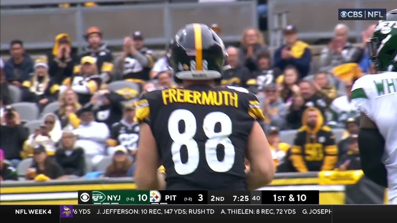 Pittsburgh Steelers tight end Pat Freiermuth (88) wears a Crucial