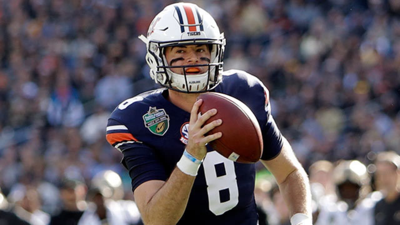 Oklahoma QB Baker Mayfield enters Rose Bowl with a 'Pretenders' sign