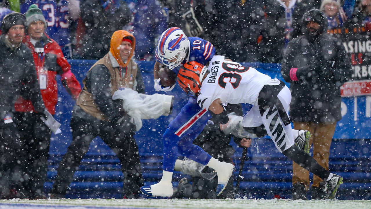 Buffalo Bills wide receiver Khalil Shakir (10) lines up during an