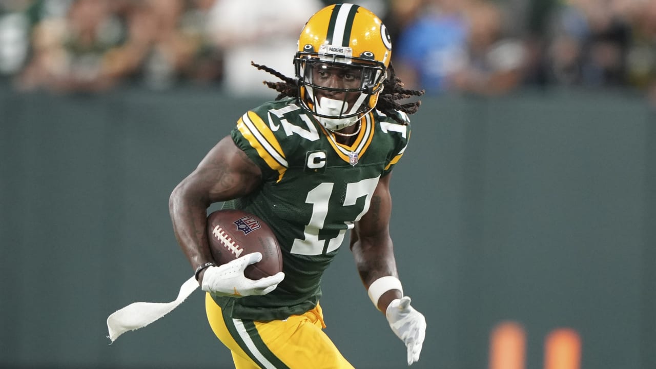 BALTIMORE, MD - DECEMBER 19: Packers wide receiver Davante Adams (17) runs  after a catch during the Green Bay Packers versus Baltimore Ravens NFL game  at M&T Bank Stadium on December 19