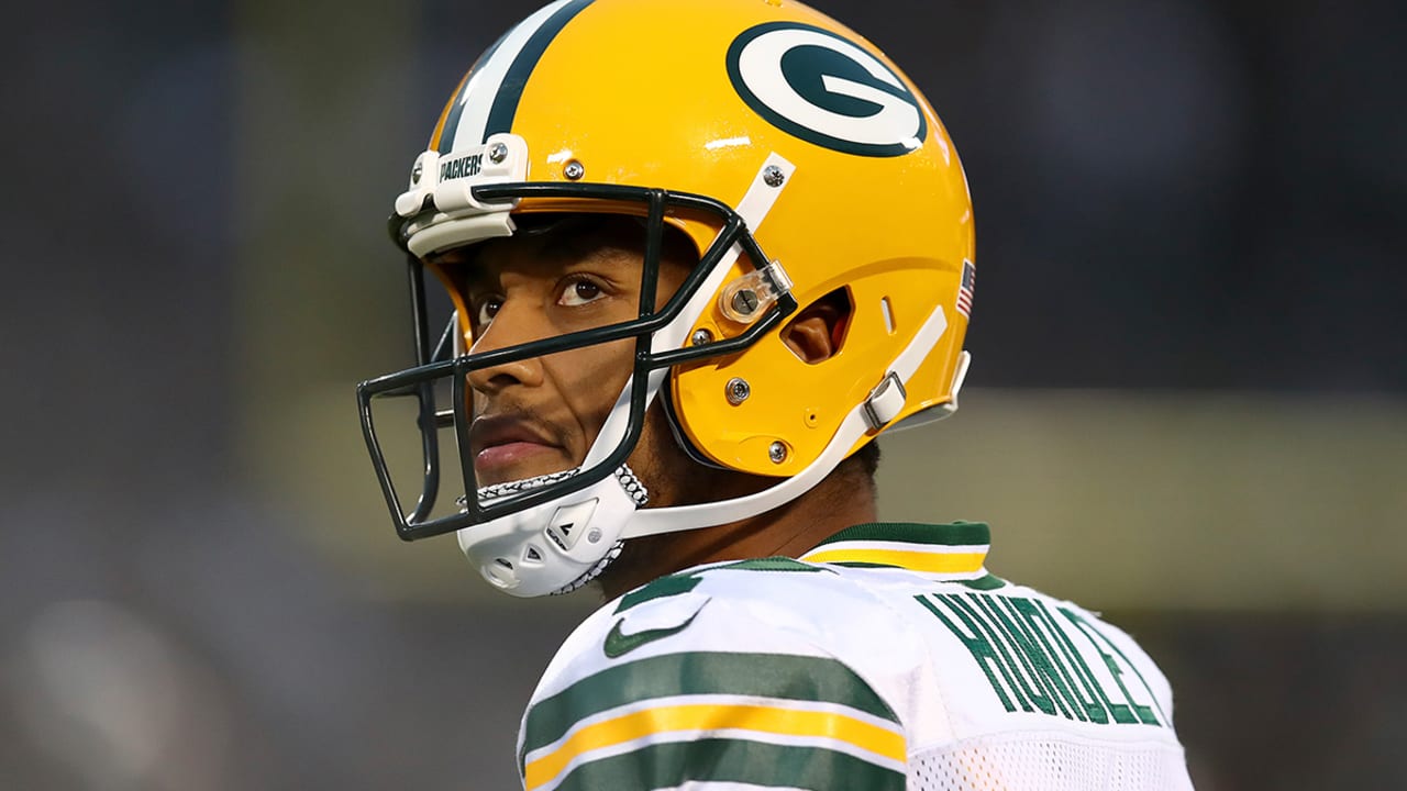 Green Bay Packers quarterback Brett Hundley warms up before an NFL football  game against the Detroit Lions Monday, Nov. 6, 2017, in Green Bay, Wis. (AP  Photo/Mike Roemer Stock Photo - Alamy