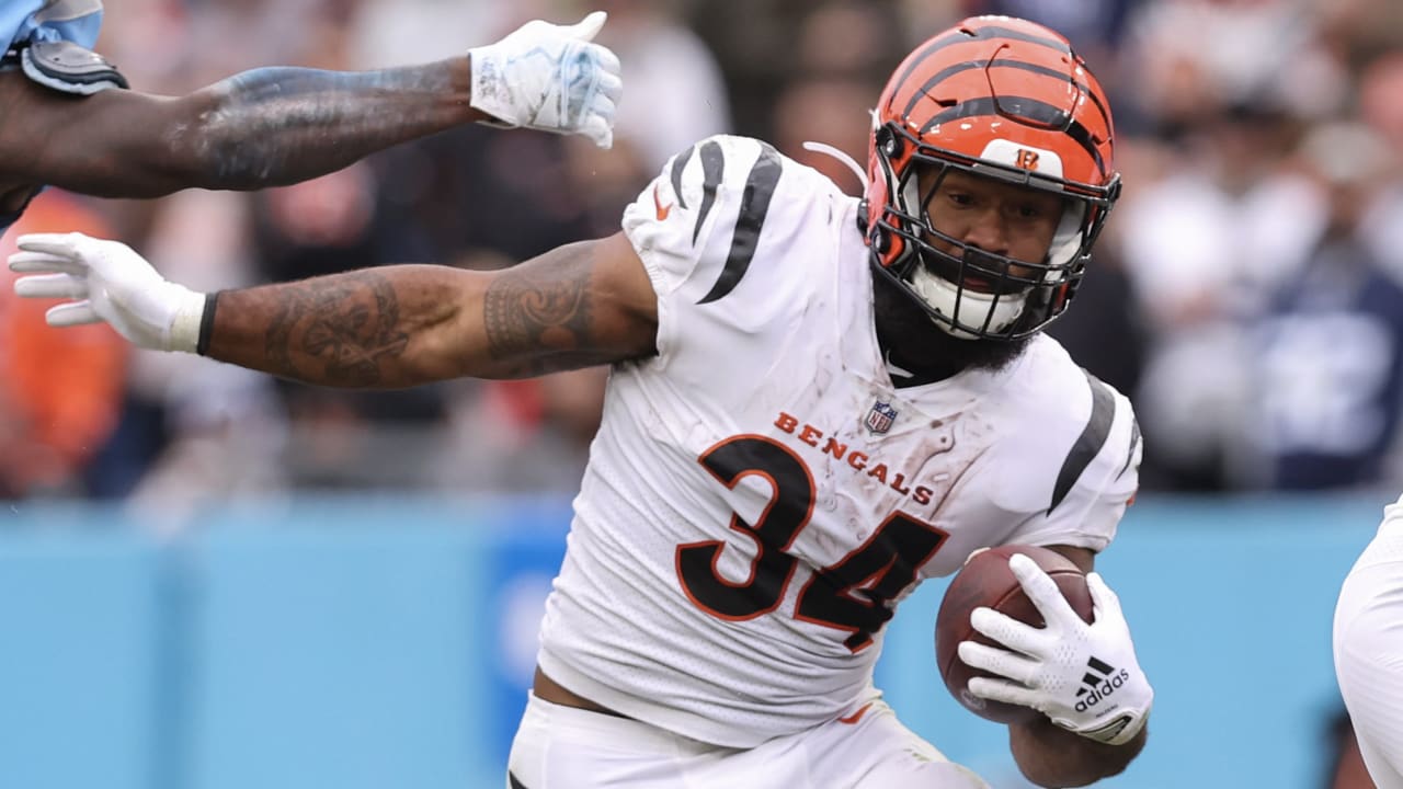 Cincinnati Bengals running back Samaje Perine (34) gets past