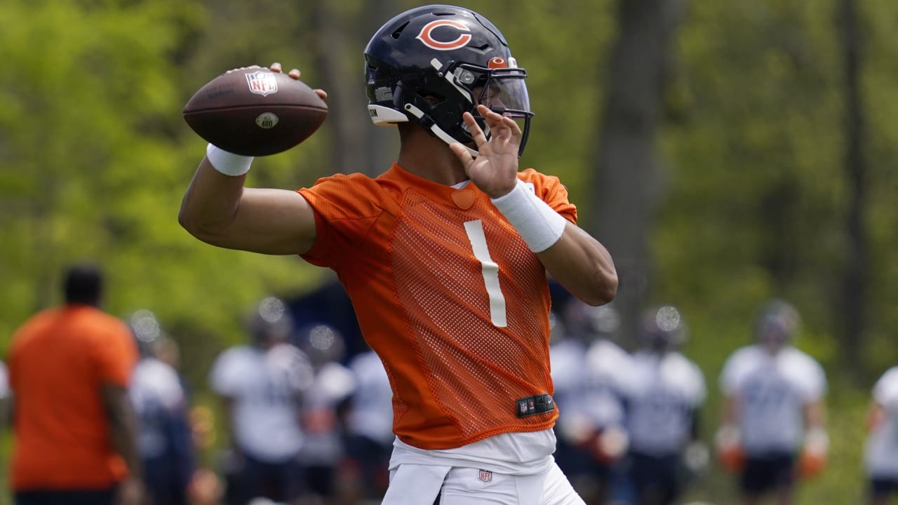 A Chicago Bears fan holds a quarterback Justin Fields jersey before an NFL  football game against the Houston Texans Sunday, Sept. 25, 2022, in Chicago.  (AP Photo/Nam Y. Huh Stock Photo - Alamy