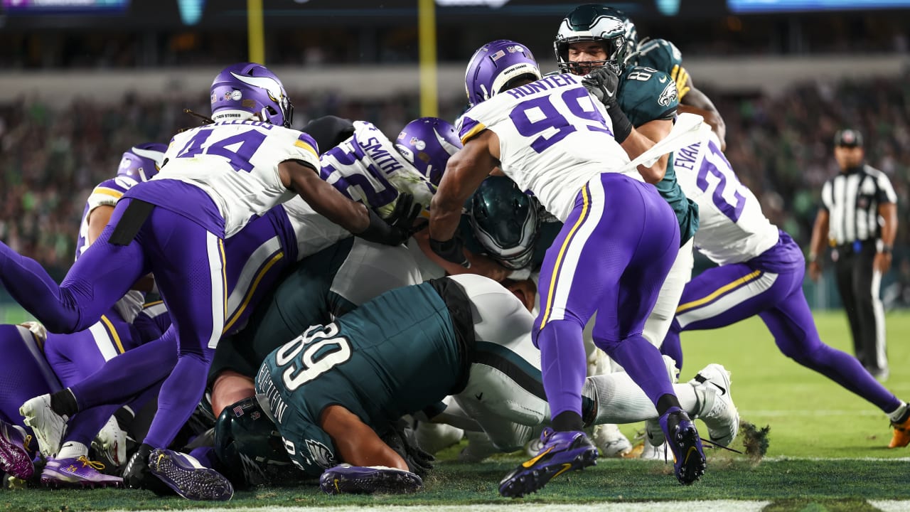 Philadelphia Eagles call on their unstoppable QB sneak play for a 1