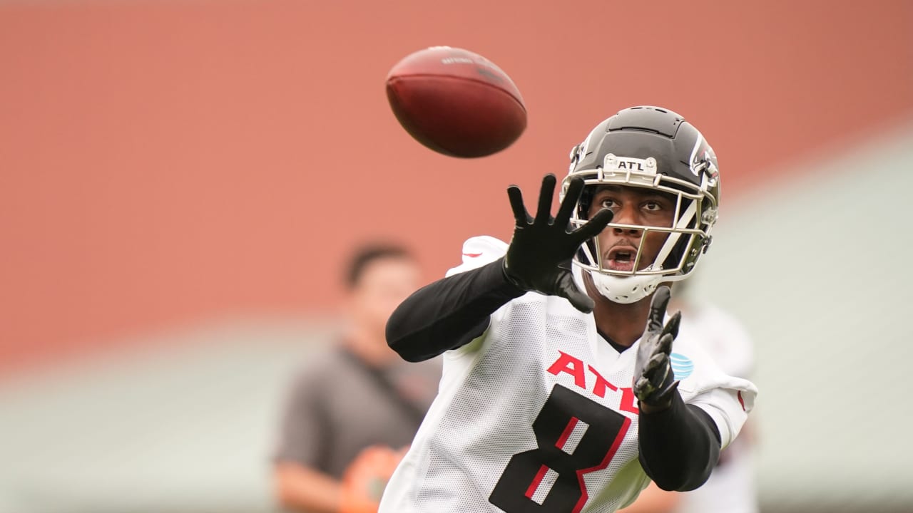 Atlanta Falcons rookie tight end Kyle Pitts (8) runs after a catch during  their NFL training camp football practice Saturday, July 31, 2021, in  Flowery Branch, Ga. (AP Photo/John Bazemore Stock Photo - Alamy