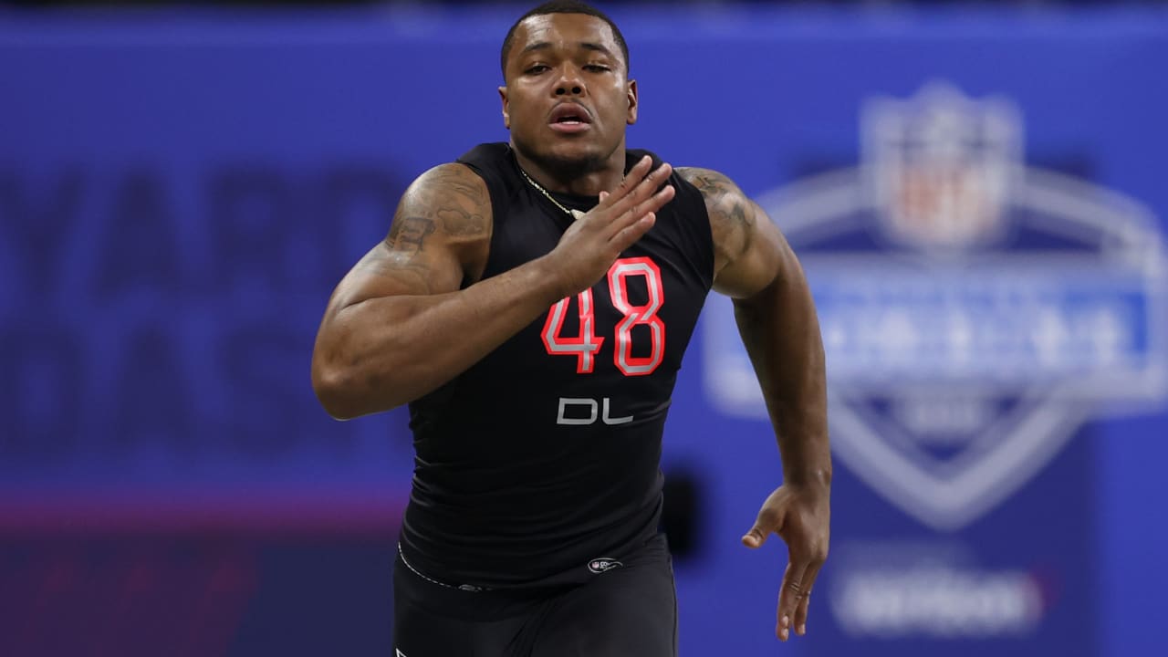 Georgia linebacker Quay Walker runs the 40-yard dash during the NFL  football scouting combine, Saturday, March 5, 2022, in Indianapolis. (AP  Photo/Darron Cummings Stock Photo - Alamy