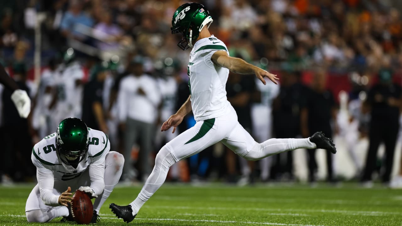 September 26, 2022, East Rutherford, New Jersey, USA: New York Jets kicker  Greg Zuerlein (6) kicks