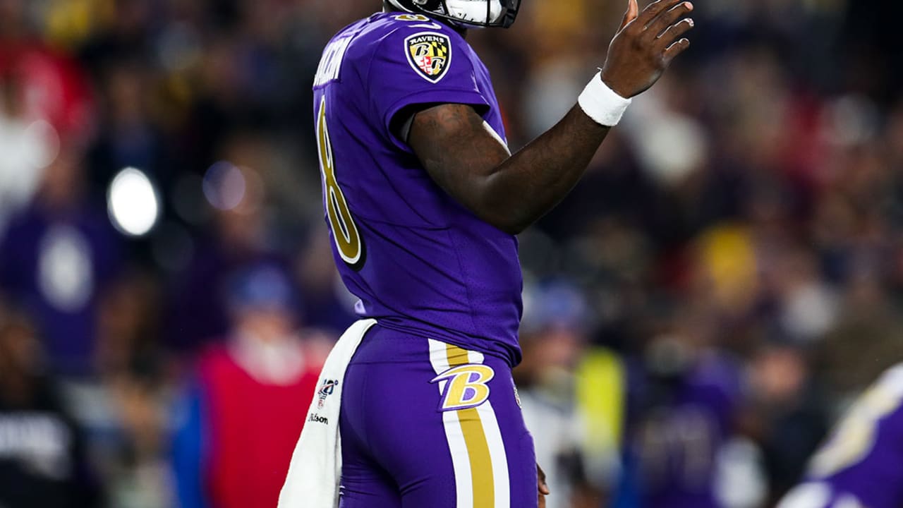 Lamar Jackson Handed Out Extra Jerseys for Jets Players Postgame