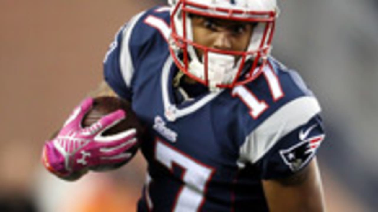 Patriots receiver Tre Nixon sustains shoulder injury against Packers