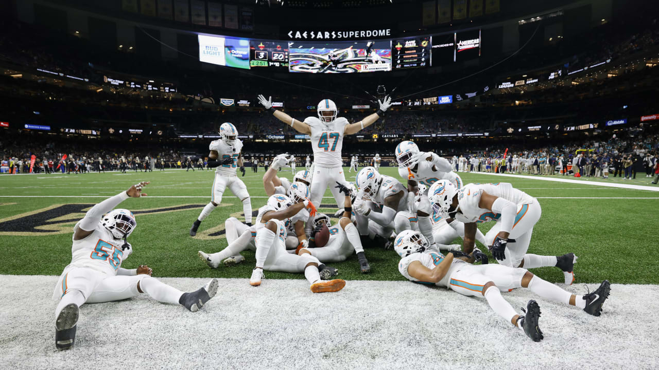 Las Vegas Raiders defensive end Maxx Crosby (98) salutes the crowd in the  first half during an …