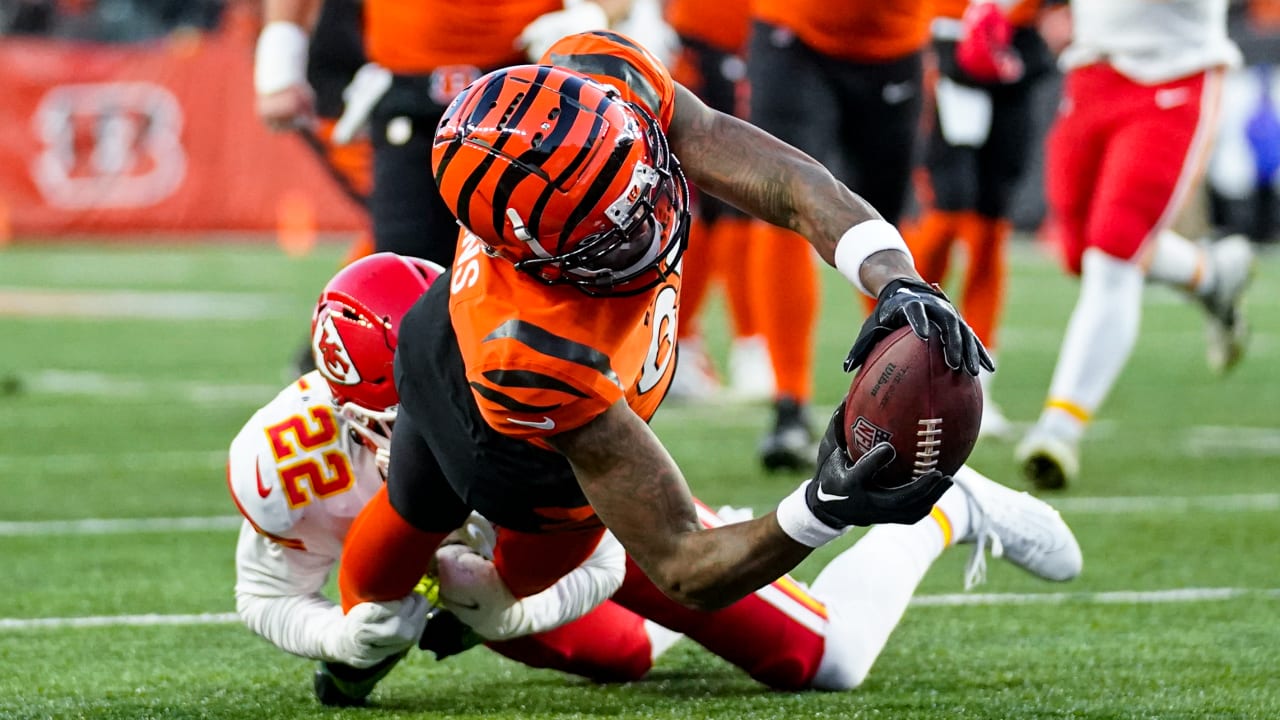 Cincinnati Bengals wide receiver Tee Higgins (85) leaps to make a catch  during an NFL football game against the Los Angeles Chargers, Sunday, Dec.  5, 2021, in Cincinnati. (AP Photo/Zach Bolinger Stock