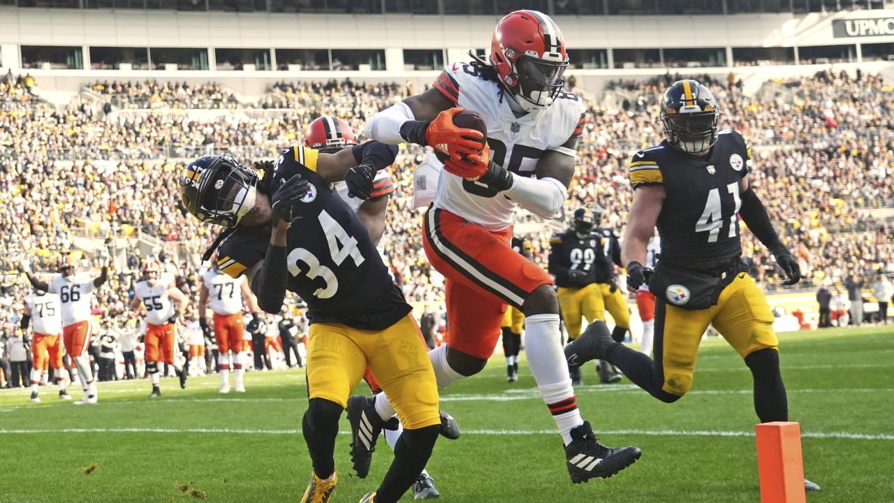 Photo: Bengals Tre Flowers breaks up the pass to Steelers Pat