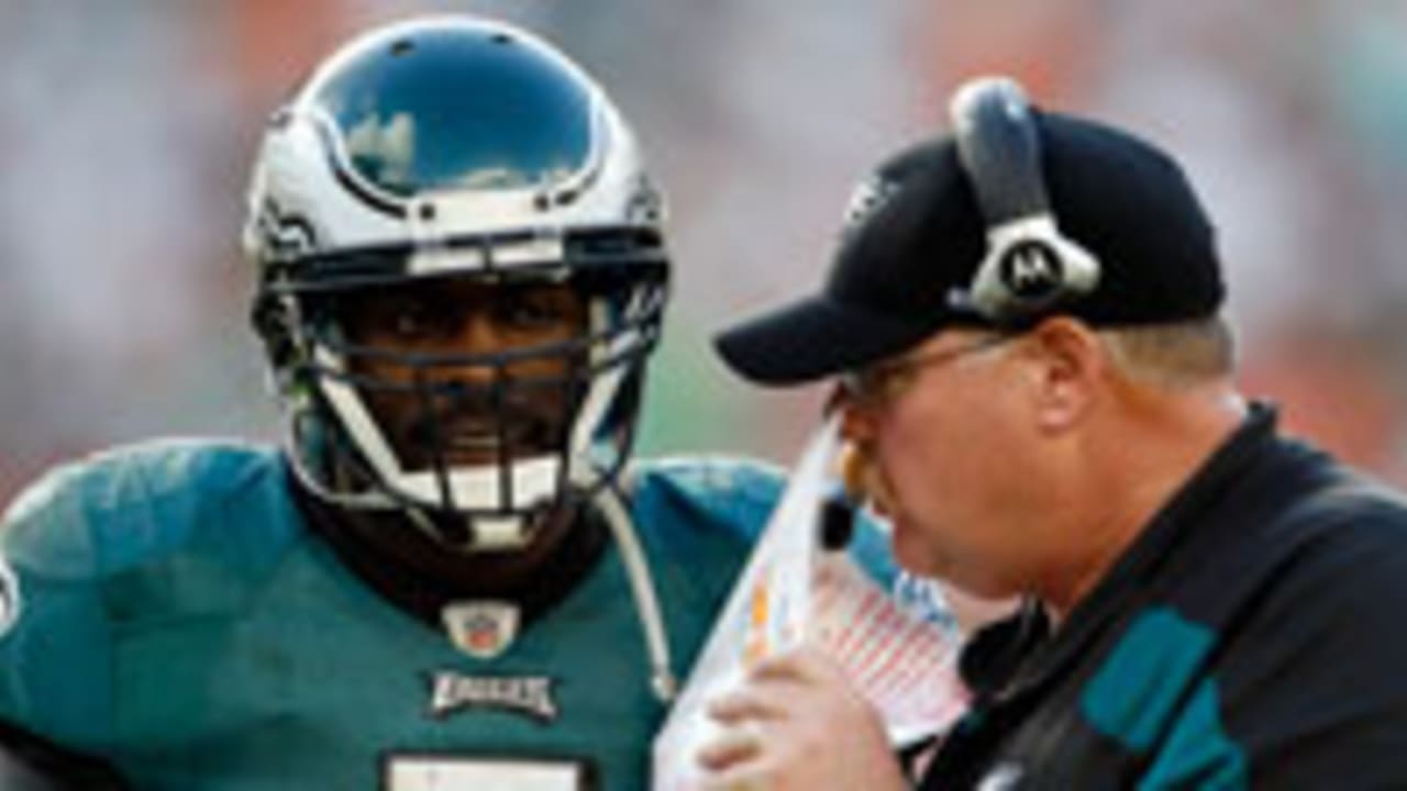 michael-vick-andy-reid-121106-spot.jpg
