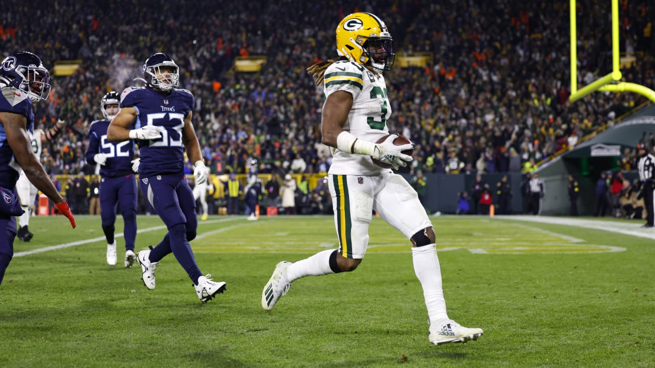 Jetsweeping Green Bay Packers running back Aaron Jones takes