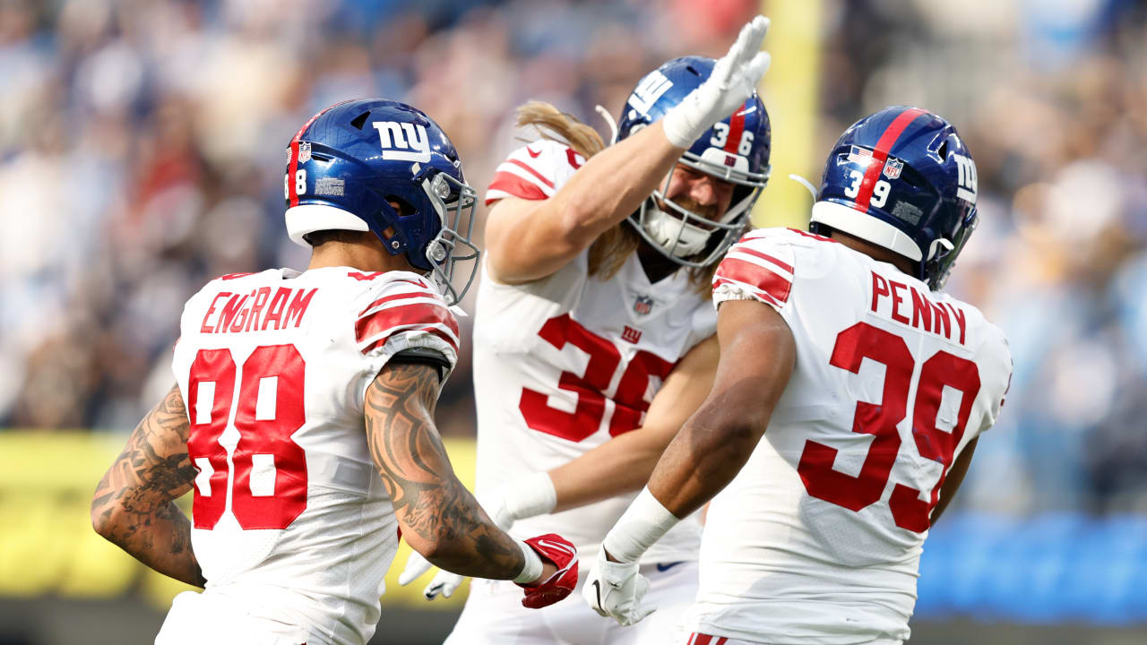 New York Giants fullback Elijhaa Penny leaks out of the backfield for a  play-action touchdown pass from Giants quarterback Mike Glennon