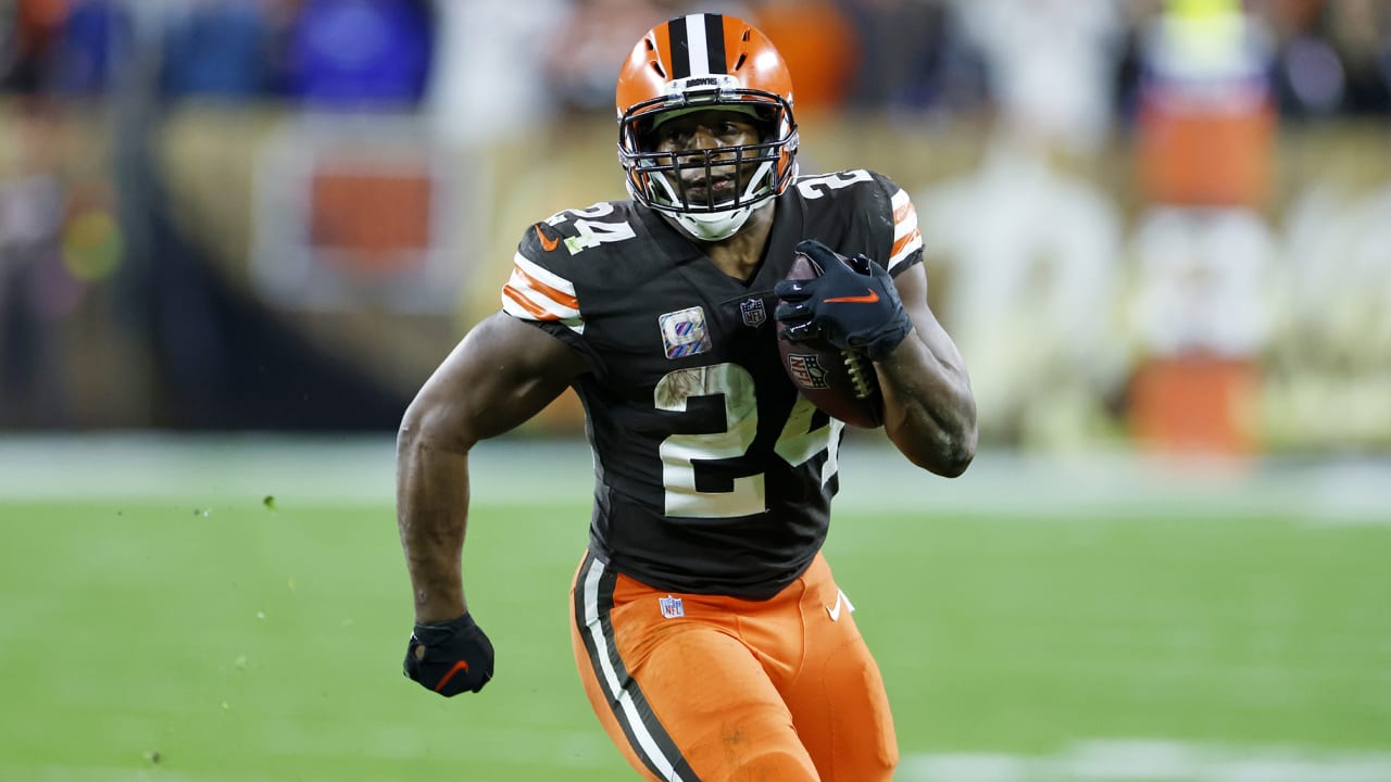 Cleveland Browns running back Nick Chubb mashes the accelerator on 21-yard  run to put Browns in red zone