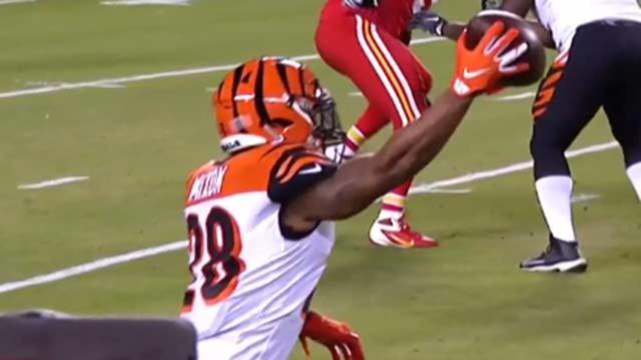 Joe Mixon palms football in mid-air for incredible catch