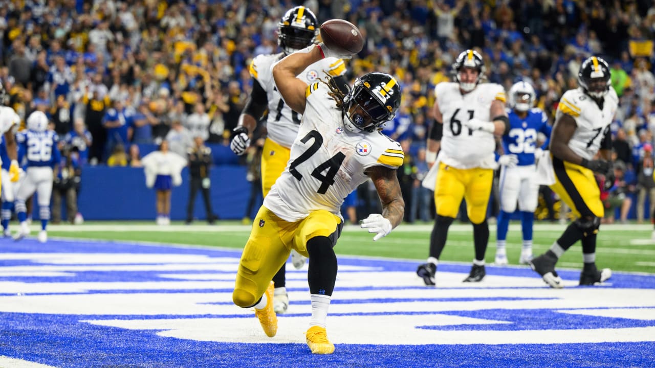 Pittsburgh Steelers running back Benny Snell's truck stick HYPES up  Steelers' bench