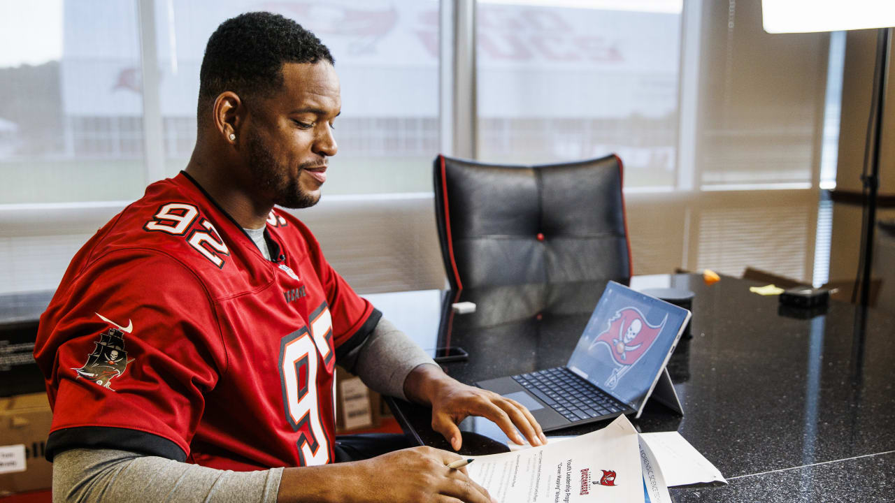 For Bucs' William Gholston, fight against cancer disparities is personal