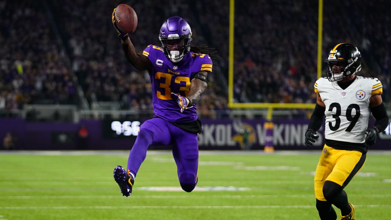 East Rutherford, New Jersey, USA. 6th Oct, 2019. Minnesota Vikings running  back Dalvin Cook (33) looks for running room during a NFL game between the  Minnesota Vikings and the New York Giants