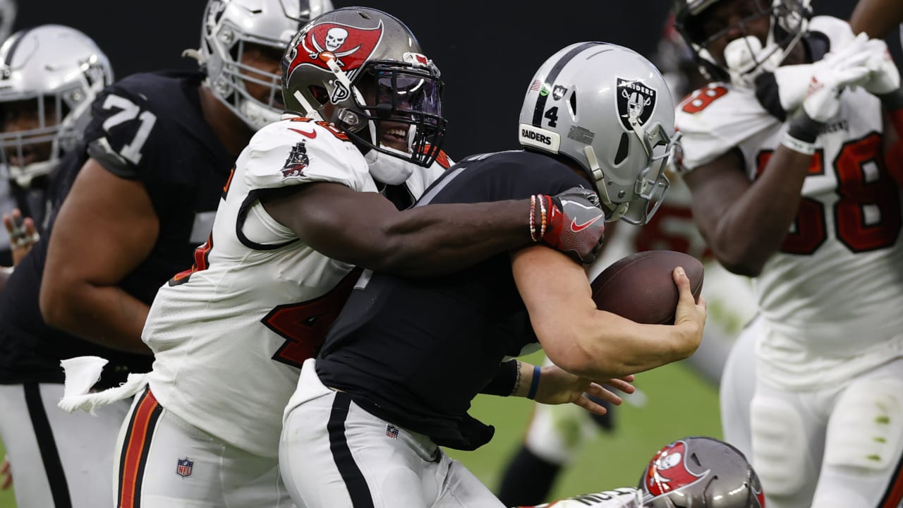 Tampa Bay Buccaneers linebacker Devin White sacks Derek Carr with ONE HAND