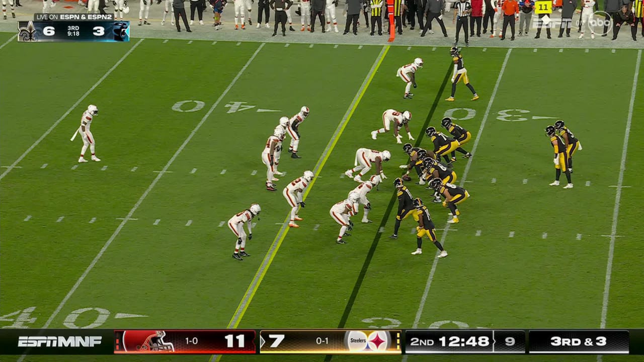 Pittsburgh Steelers quarterback Kenny Pickett finds running back Jaylen  Warren in the flat for 30 yards