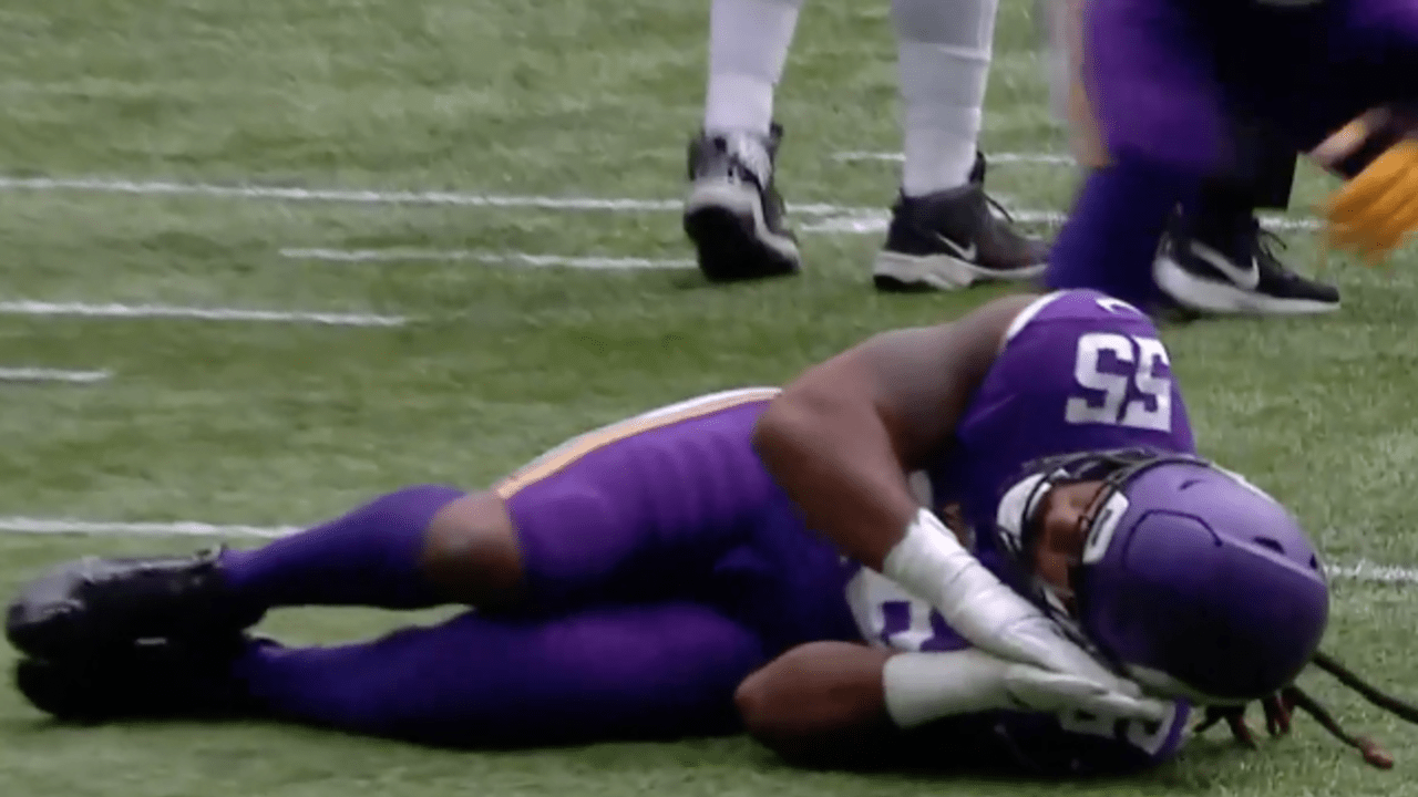 Minnesota Vikings linebacker Za'Darius Smith contains quarterback Andy