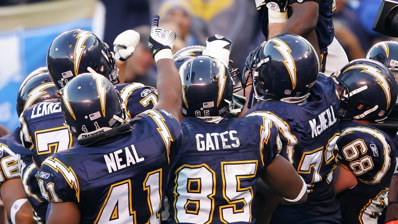 Running back LaDainian Tomlinson of the San Diego Chargers stretches  News Photo - Getty Images