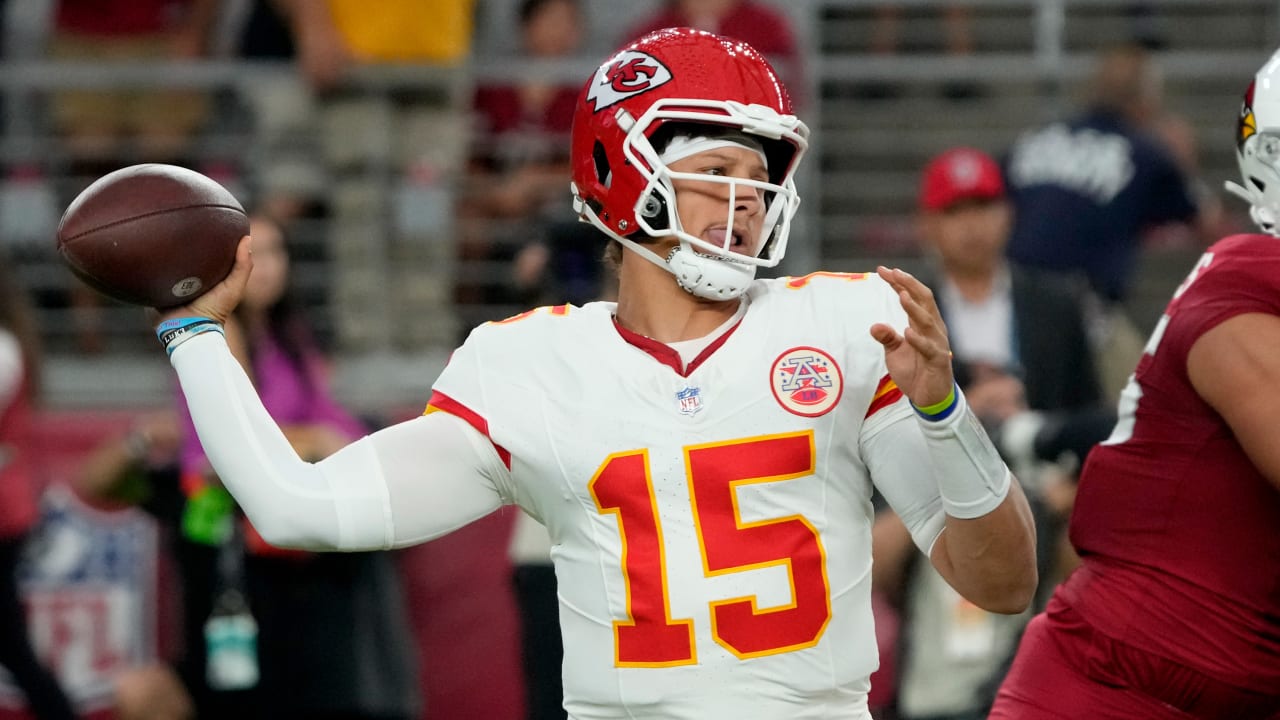 Kansas City Chiefs wide receiver Justin Watson high-points a 19-yard pass  from Chiefs quarterback Patrick Mahomes on third down