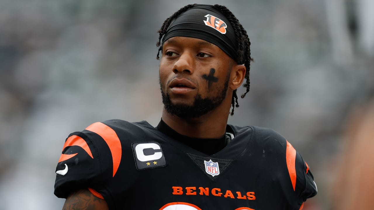 Cincinnati Bengals running back Joe Mixon (28) greets military