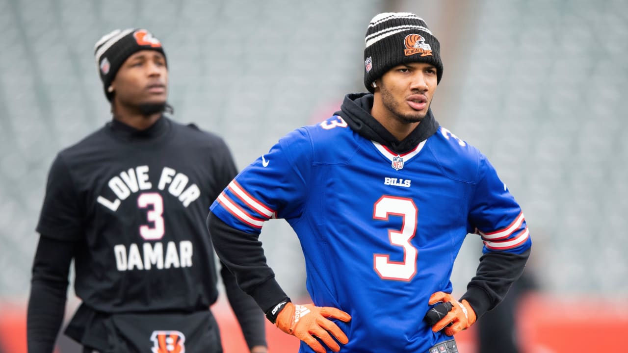 NFL teams, players show support for Bills safety Damar Hamlin ahead of(01)