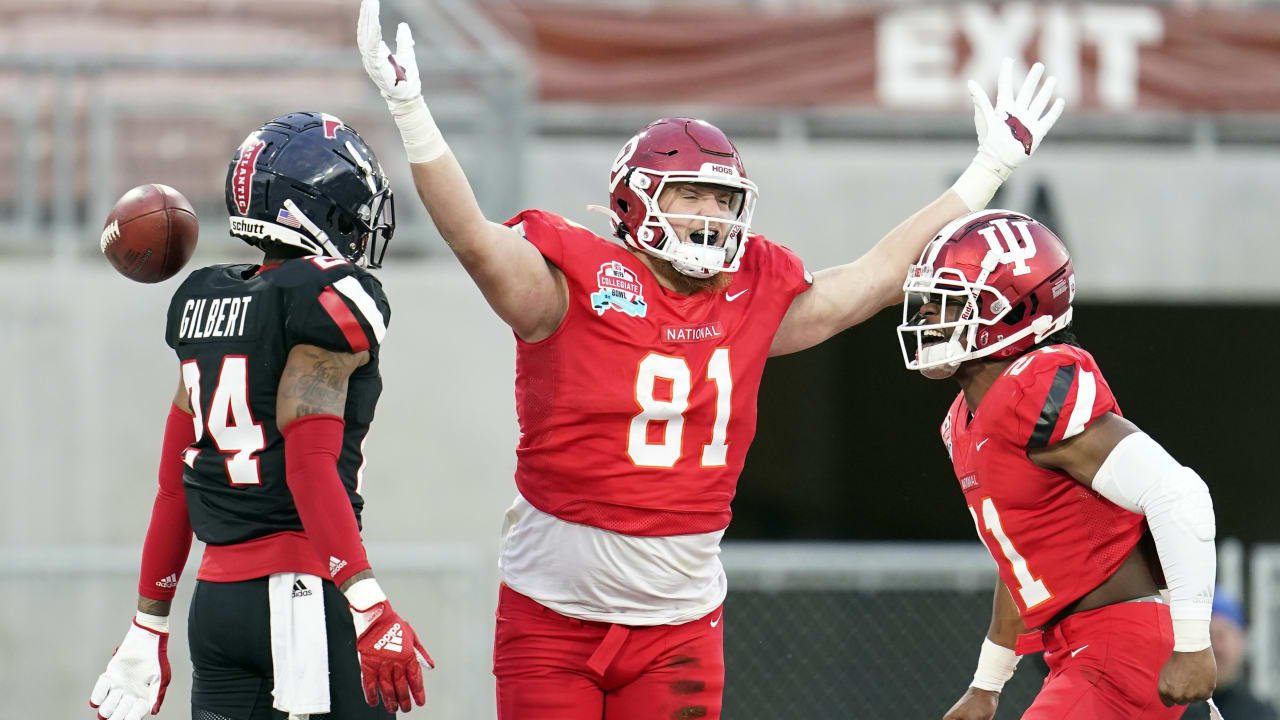 Southeastern Louisiana Lions quarterback Cole Kelley hits Arkansas  Razorbacks tight end Blake Kern up the seam for a 47-yard touchdown