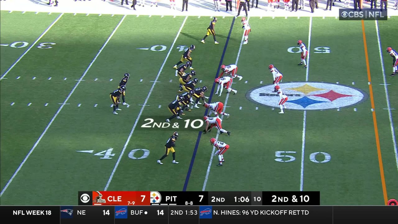 Pittsburgh Steelers quarterback Kenny Pickett dots wide receiver