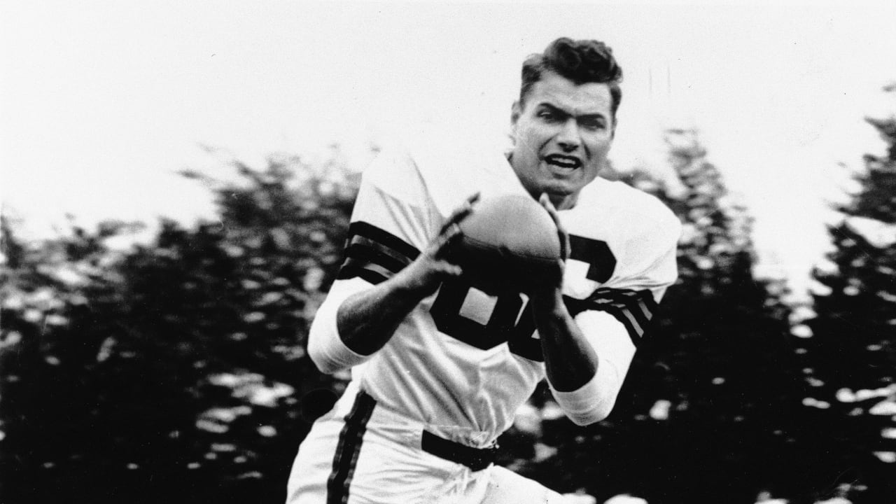 Cleveland Browns Dante Lavelli (56) tries to catch a pass between two Philadelphia  Eagles defenders, Dec. 16, 1951 in Philadelphia. (AP Photo Stock Photo -  Alamy