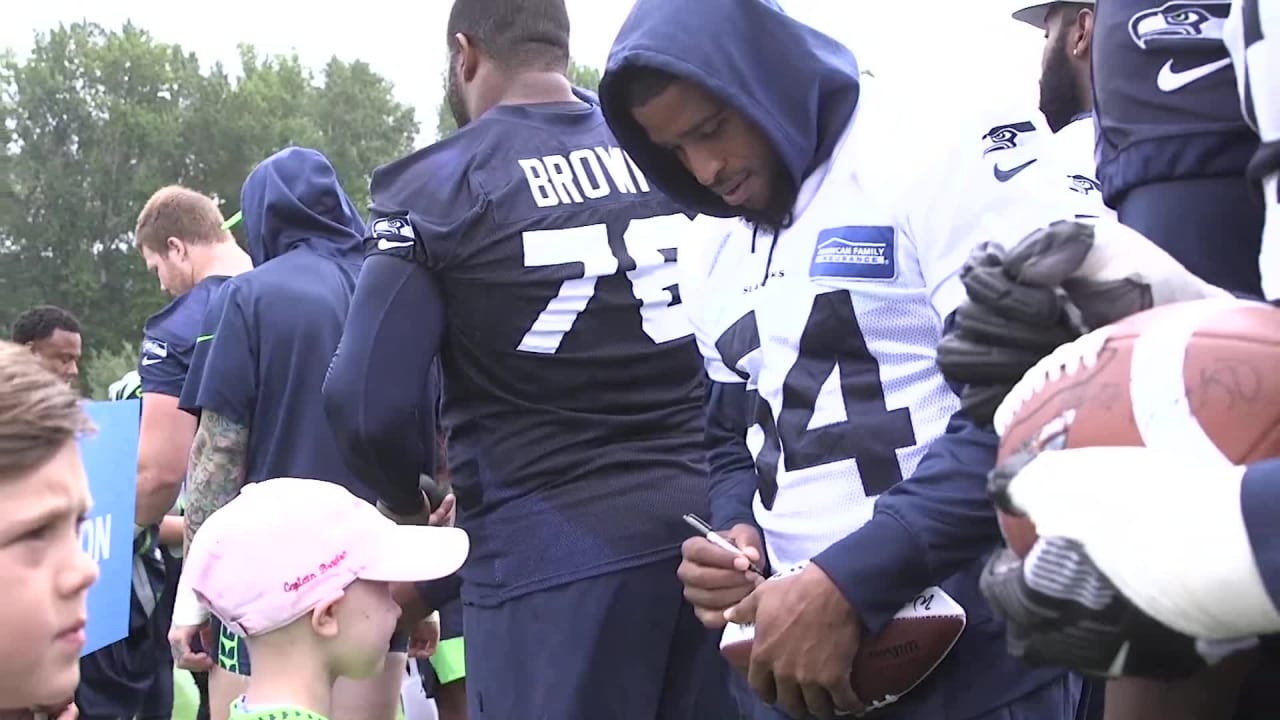 Seahawks Linebacker Bobby Wagner Plays 'Secret Santa' For Local Youth