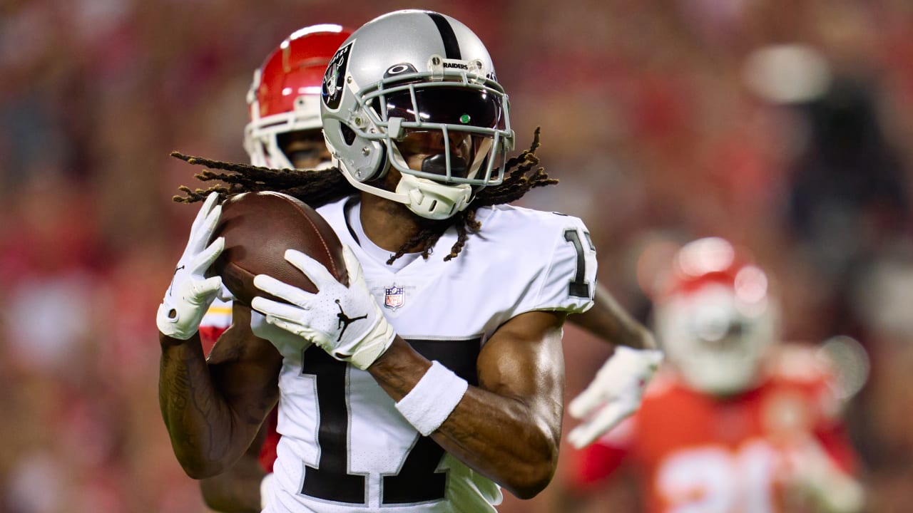 Can't-Miss Play: Las Vegas Raiders wide receiver Davante Adams' incredible  diving catch nets 45-yard gain on Raiders' last drive