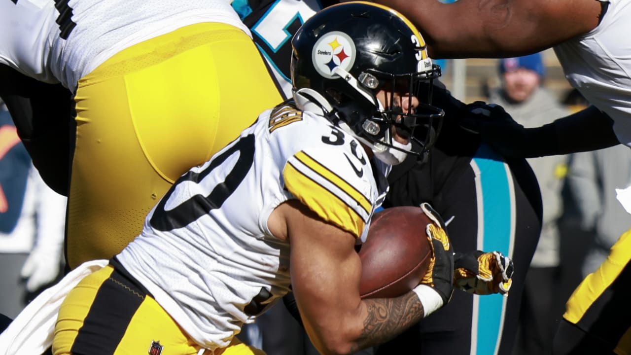 CHARLOTTE, NC - DECEMBER 18: Pittsburgh Steelers running back Jaylen Warren  (30) during an NFL