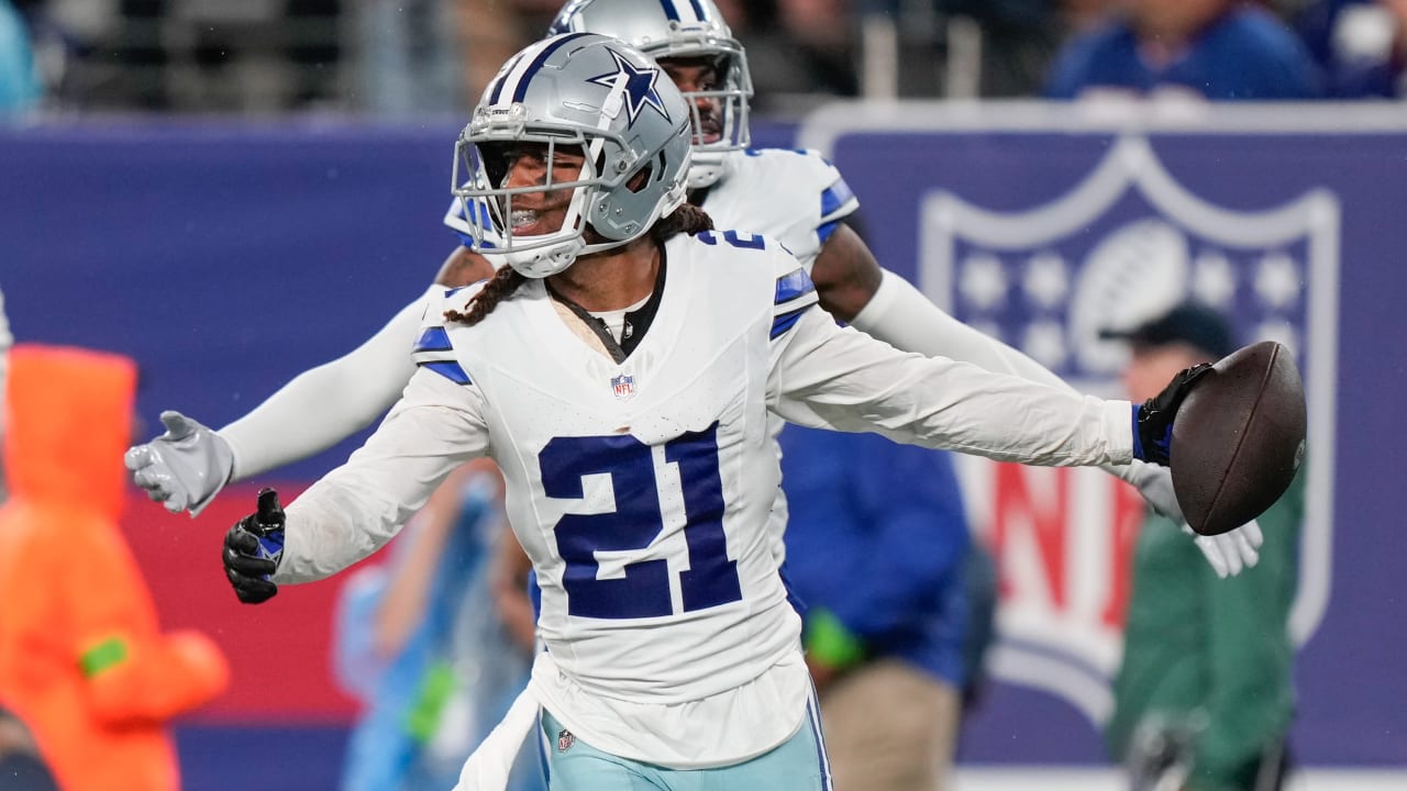 INT đầu tiên của Stephon Gilmore với Cowboys là INT thứ hai của đội trong đêm đấu với Jones