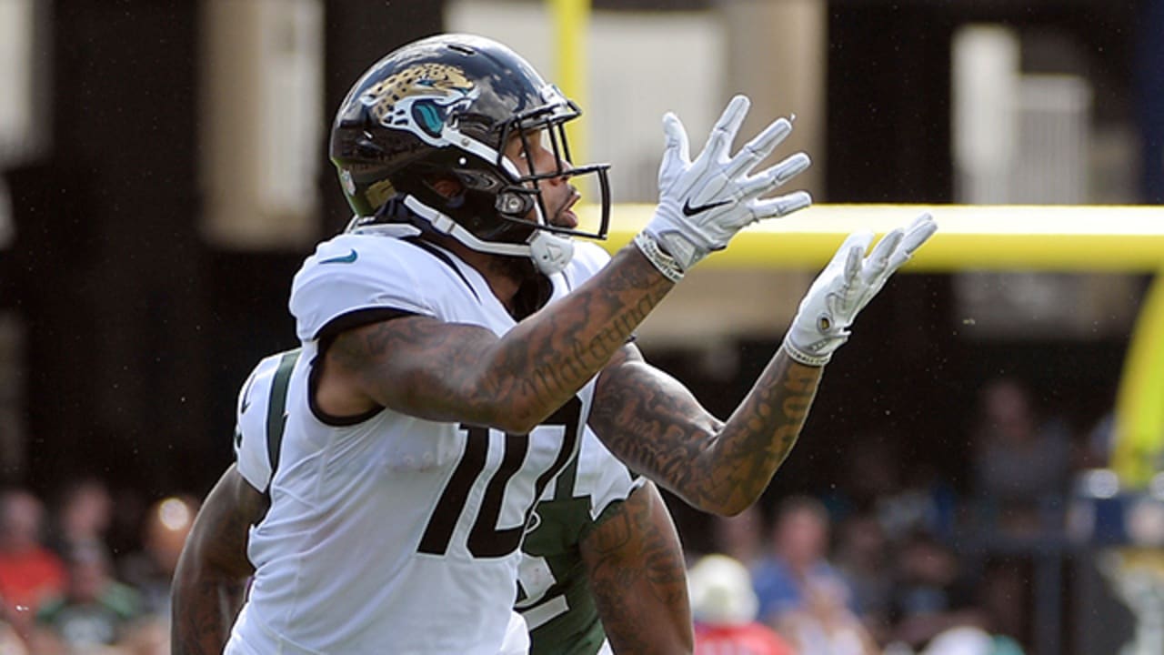 Jacksonville, FL, USA. 30th Sep, 2018. Jacksonville Jaguars wide receiver  Donte Moncrief (10) celebrates after a 66 yard touch catch during 2nd half  NFL football game between the New York Jets and