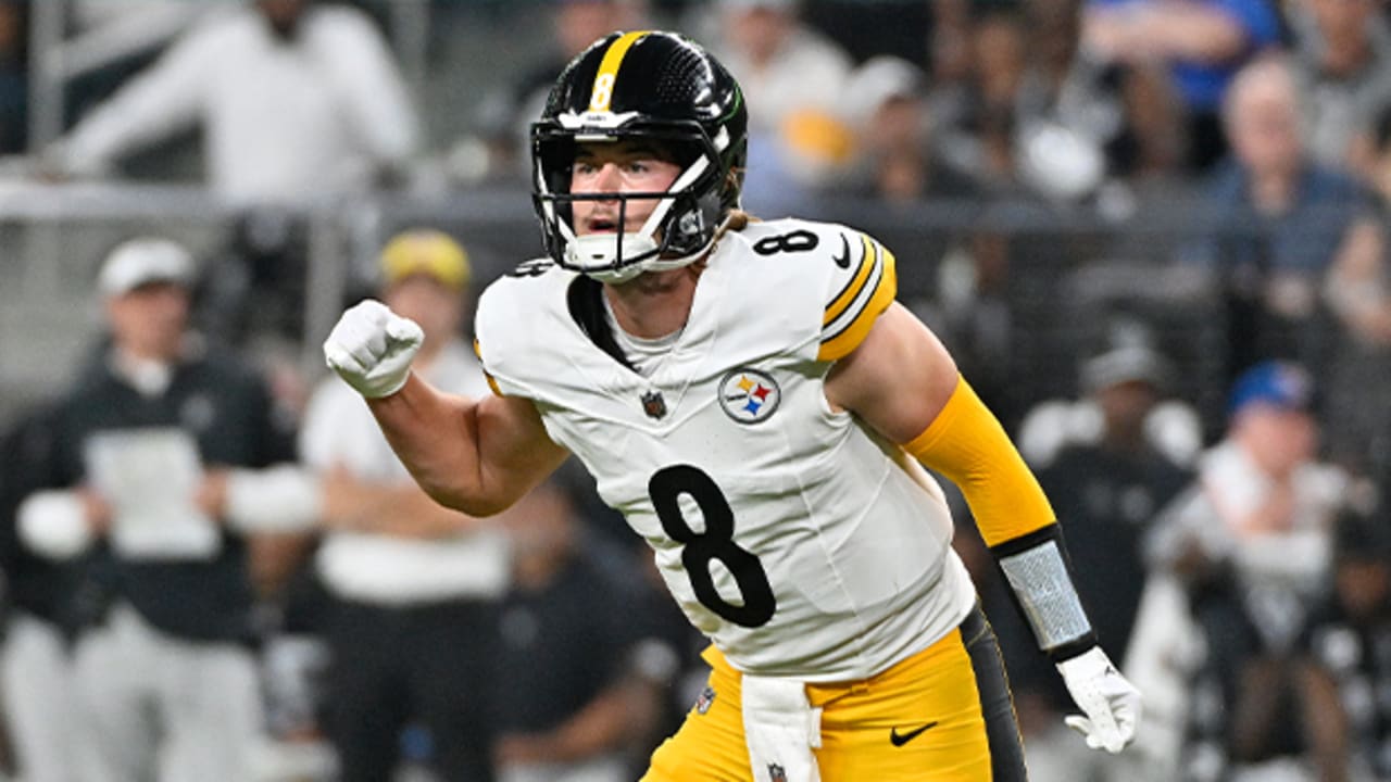 Pittsburgh Steelers quarterback Kenny Pickett rolls to his left for a  13-yard touchdown dime to Steelers tight end Pat Freiermuth