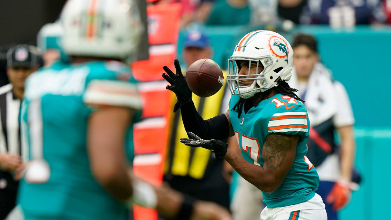 Dolphins WR Jaylen Waddle breaks NFL rookie receptions record