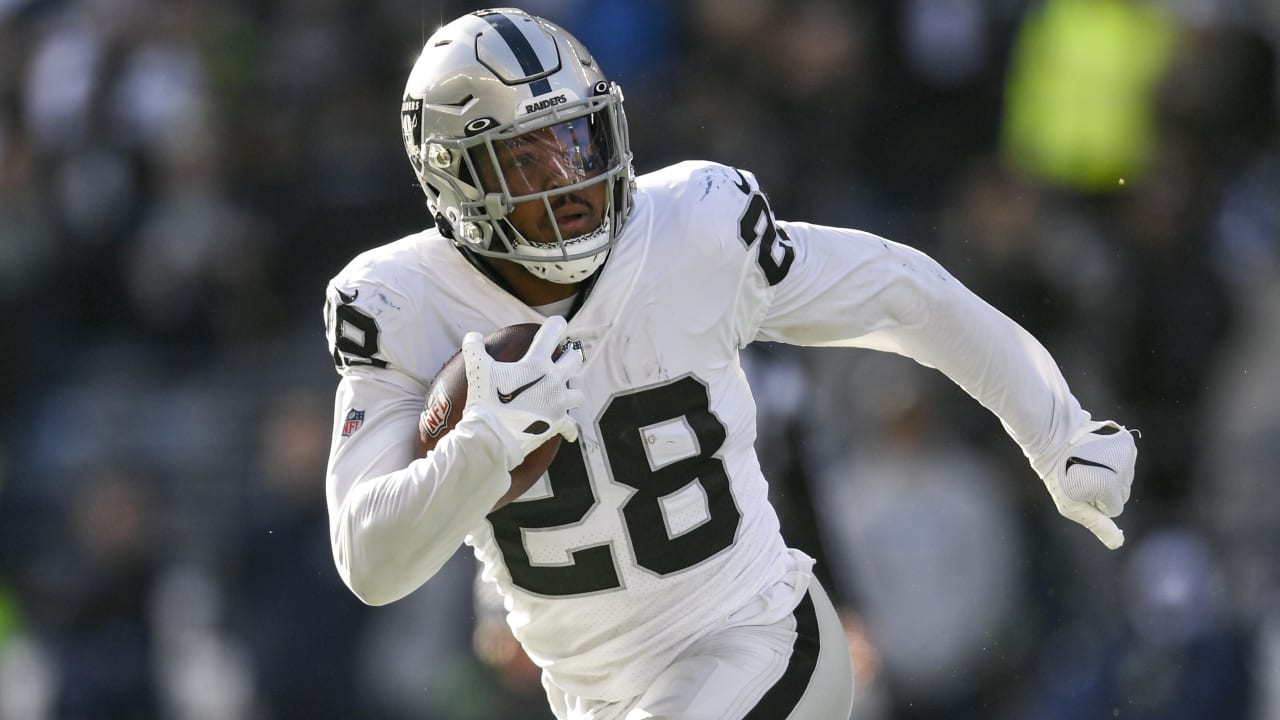 Las Vegas Raiders running back Josh Jacobs' best plays from 303