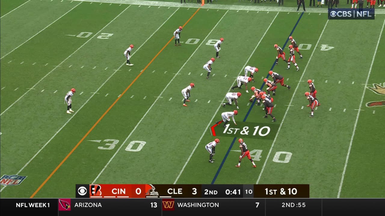 Cleveland Browns quarterback Deshaun Watson dots wide receiver Donovan